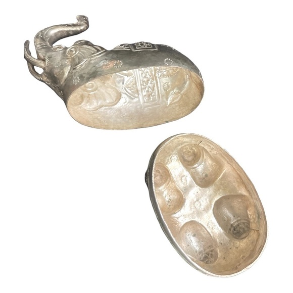 Vintage South East Asian Thai Burmese
Silverplated Brass Elephant
Form Betel Box - Picture 5 of 9